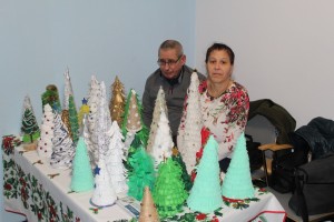 Przedstawiciele DPS w Tarnówku przy swoim stoisku