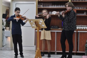 Występ tria skrzypcowego