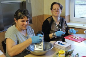 Mieszkańcy w trakcie gotowania