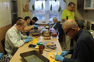 Mieszkańcy w trakcie gotowania