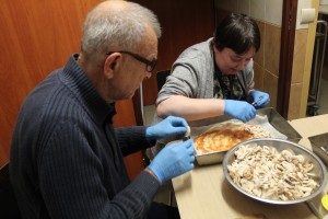 Mieszkańcy w trakcie gotowania