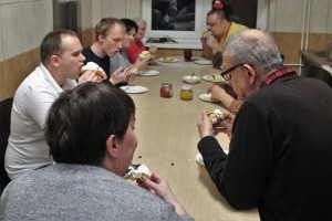 Mieszkańcy w trakcie gotowania