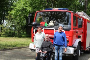 Uczestnicy spotkania przy wozie strażackim