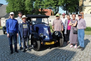 Mieszkańcy DPS przy zabytkowych autach