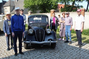 Mieszkańcy DPS przy zabytkowych autach