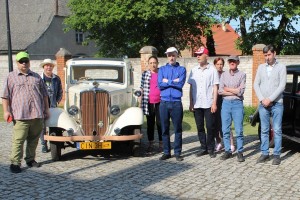 Mieszkańcy DPS przy zabytkowych autach