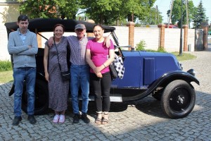 Mieszkańcy DPS przy zabytkowych autach