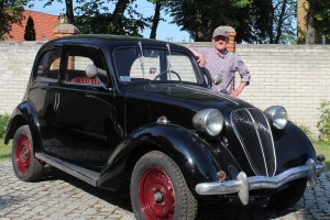 Mieszkańcy DPS przy zabytkowych autach