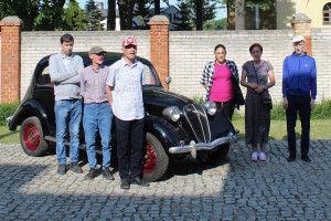 Mieszkańcy DPS przy zabytkowych autach