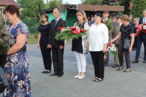 Składanie kwiatów pod pomnikiem