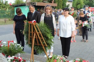 Składanie kwiatów pod pomnikiem