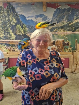 Uczestniczka wycieczki z papugami