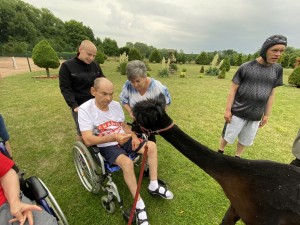 Uczestnicy wycieczki z alpaką