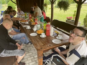 Uczestnicy wycieczki podczas posiłku