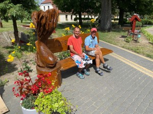 Mieszkańcy na nowej ławce