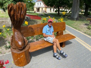 Mieszkaniec na nowej ławce