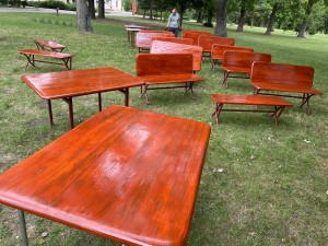 Pomalowane stoły i ławki