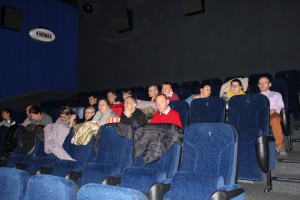 Uczestnicy wycieczki w kinie