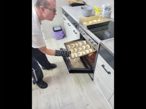 Wkładanie rogalików do piekarnika