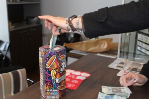 Wrzucanie pieniędzy do puszki