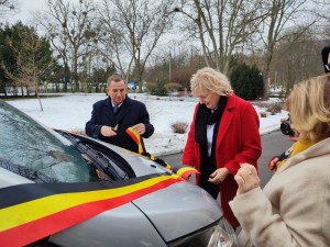 Przecięcie wstęgi na samochodzie