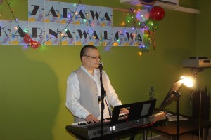 Muzyk grający na instrumencie klawiszowym