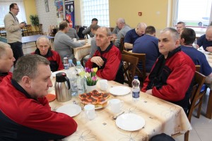 Uczestnicy spotkania podczas posiłku