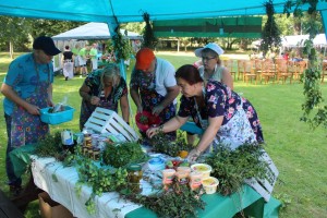 Uczestnicy spotkania przy stole z warzywami