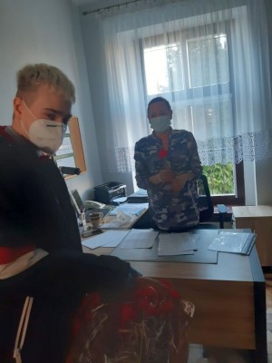 Mieszkańcy rozdają kwiaty Paniom