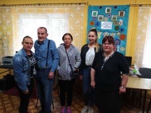 Mieszkańcy DPS w bibliotece