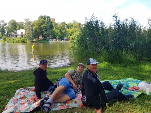 Uczestnicy wycieczki nad jeziorem