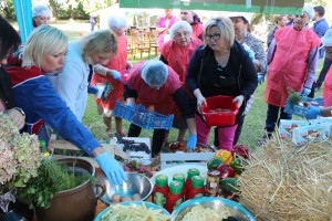 Uczestnicy imprezy w trakcie gotowania