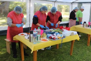 Uczestnicy imprezy w trakcie gotowania