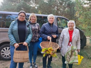 Mieszkańcy DPS z zebranymi grzybami