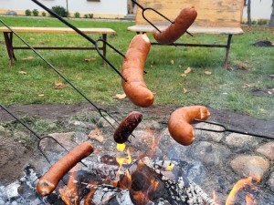 Kiełbaski pieczone przy ognisku
