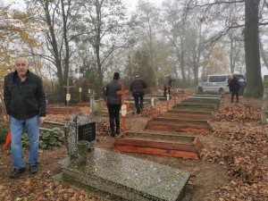 Sprzątanie cmentarza